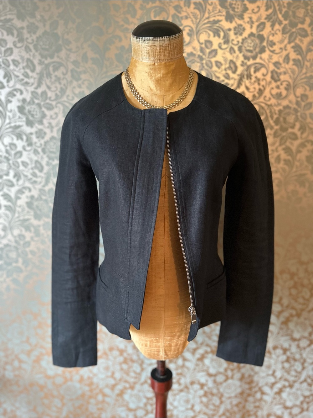 Linen Sandra Angelozzi women’s structured collarless zippered black blazer